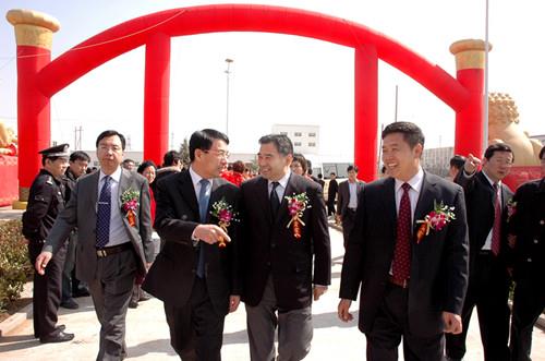 青島市委常委、市委秘書長王魯明，青島市人大副主任、工商聯(lián)主席徐航來公司視察工作